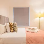 Gorgeous 3 B Edroom Home In Little Venice